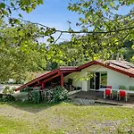 à Avec Piscine * Isturits