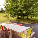 à Avec Piscine * Isturits
