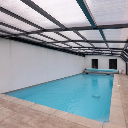 à Avec Piscine * Isturits